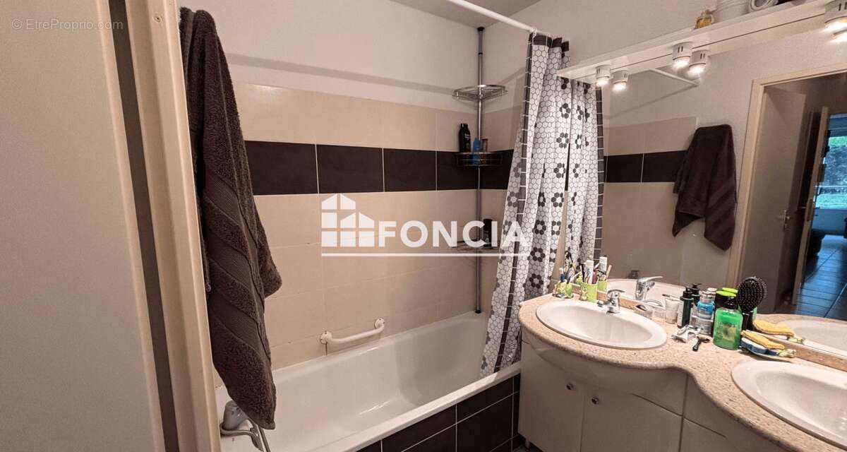 À vendre T3 en rez-de-chaussée à Limoux, résidence sécurisée avec terrasse vue jardin, cuisine équipée, clim, parking. Charges 1 - photo 7