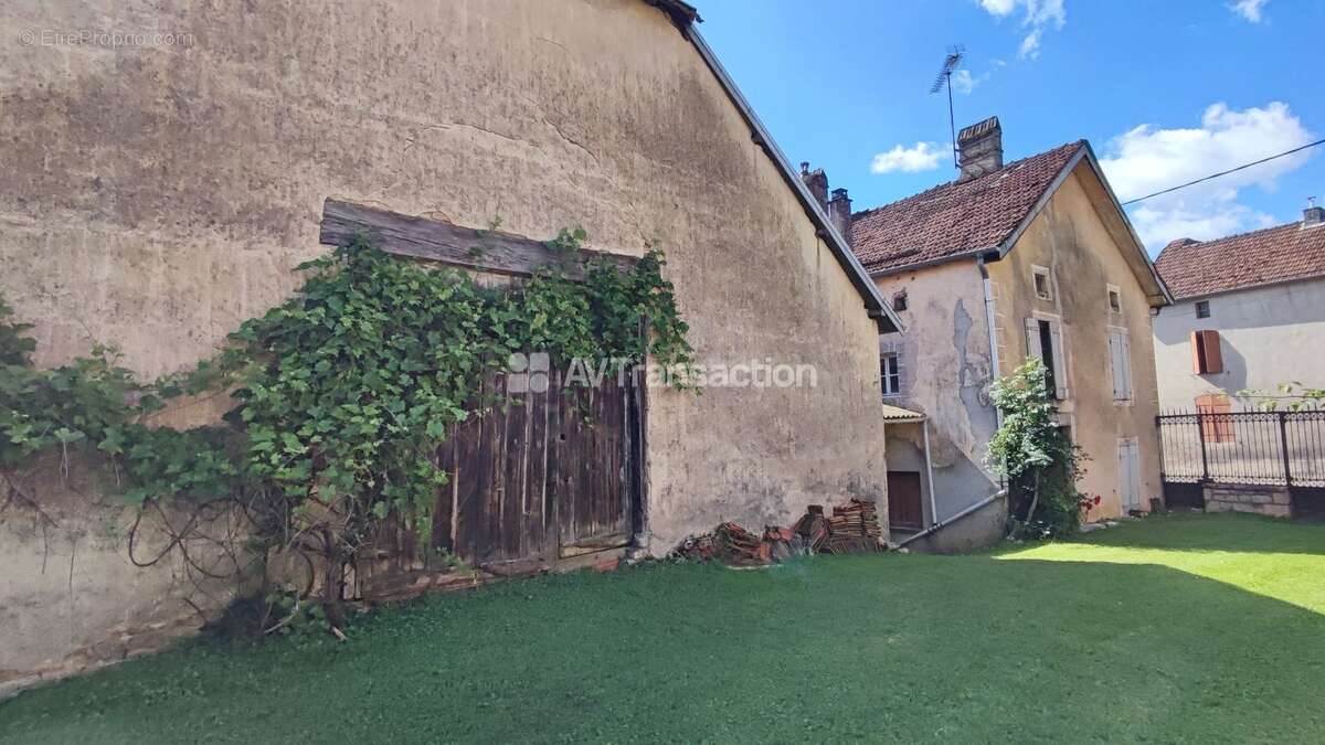 Maison à COMBEAUFONTAINE