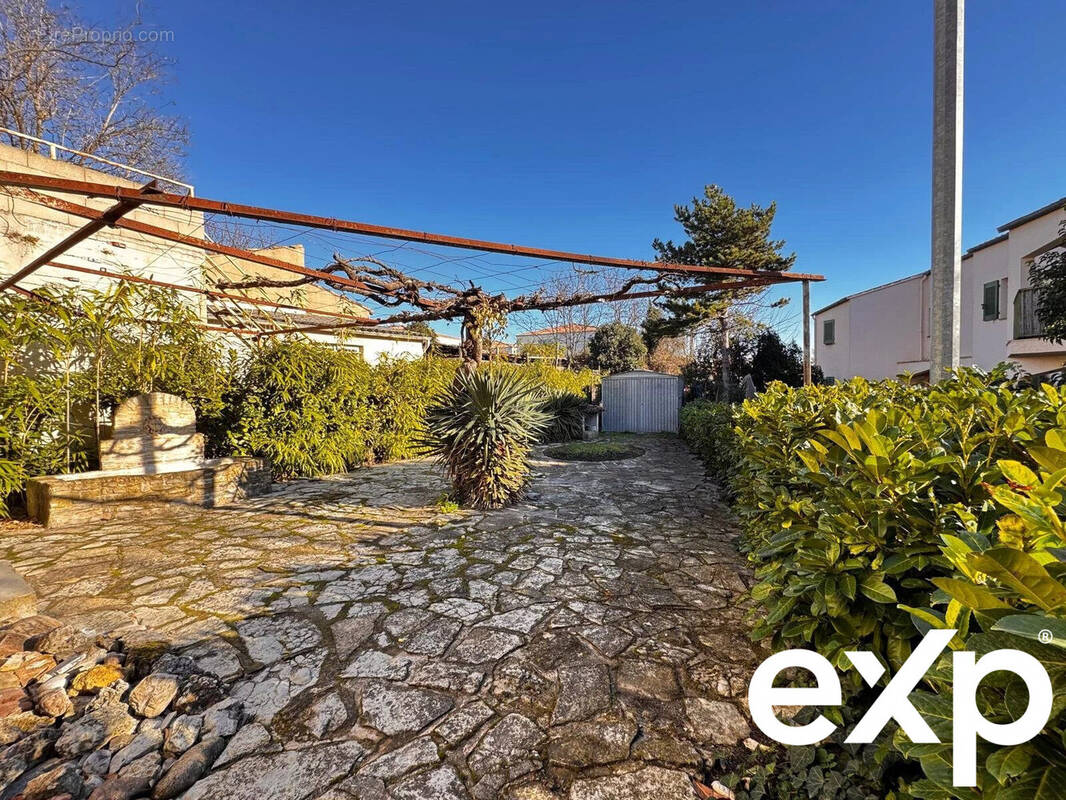 Cour arborée et fermée - Appartement à SAINT-CHRISTOL-LES-ALES