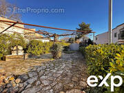 Cour arborée et fermée - Appartement à SAINT-CHRISTOL-LES-ALES