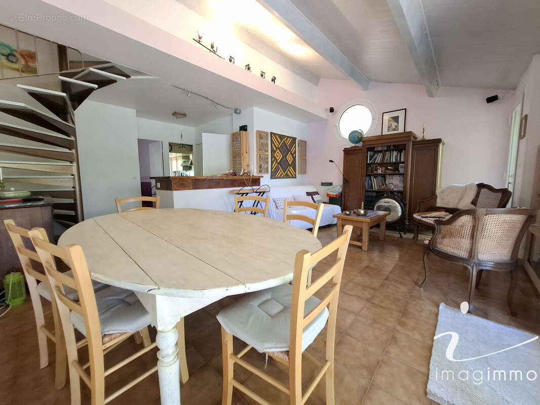Au calme, découvrez cette villa pleine de charme avec 4 chambres sur une parcelle de plus de 600 m2 dans un éc - photo 6