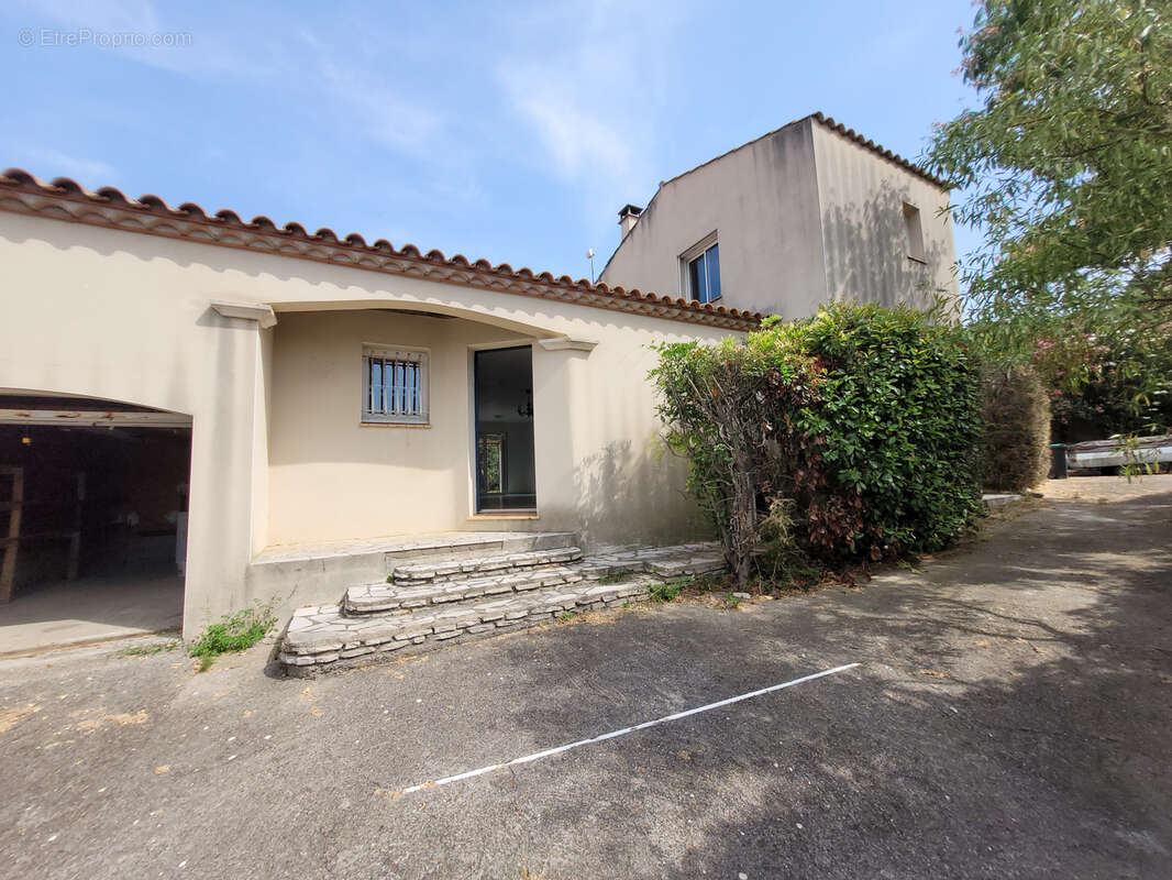  FLEURY Villa de type V d'une SH 152 m2 sur 3 faces sur un terrain de 619 m2 avec piscine. - photo 4