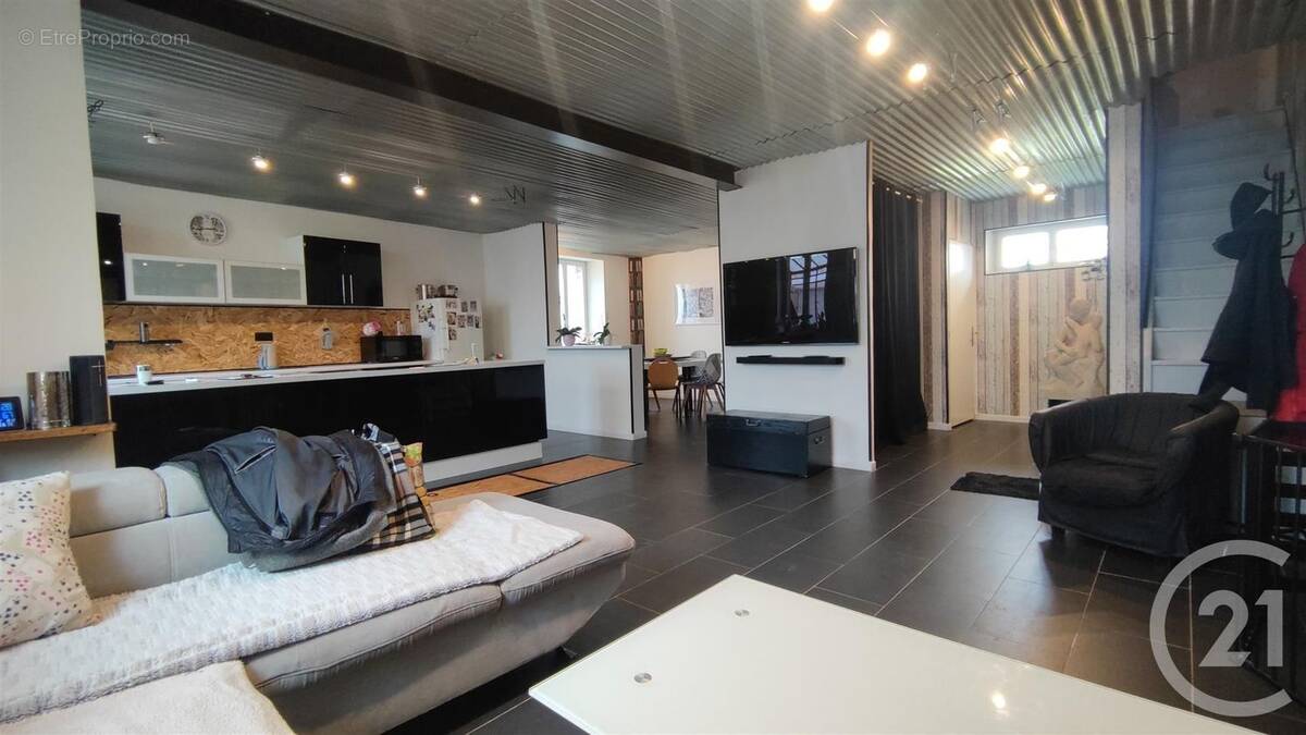 Maison à SAINT-QUENTIN-SUR-COOLE