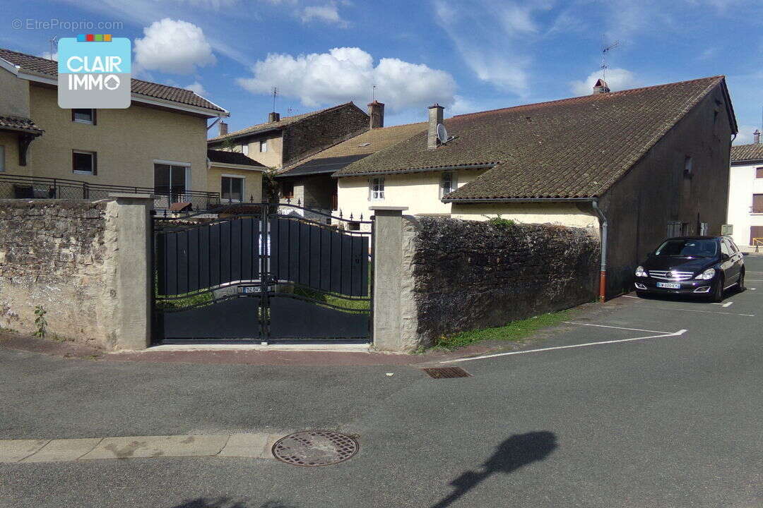 A SAINT-ALBAIN PROCHE MACON MAISON 5 PIECES DE 150 M2 SUR