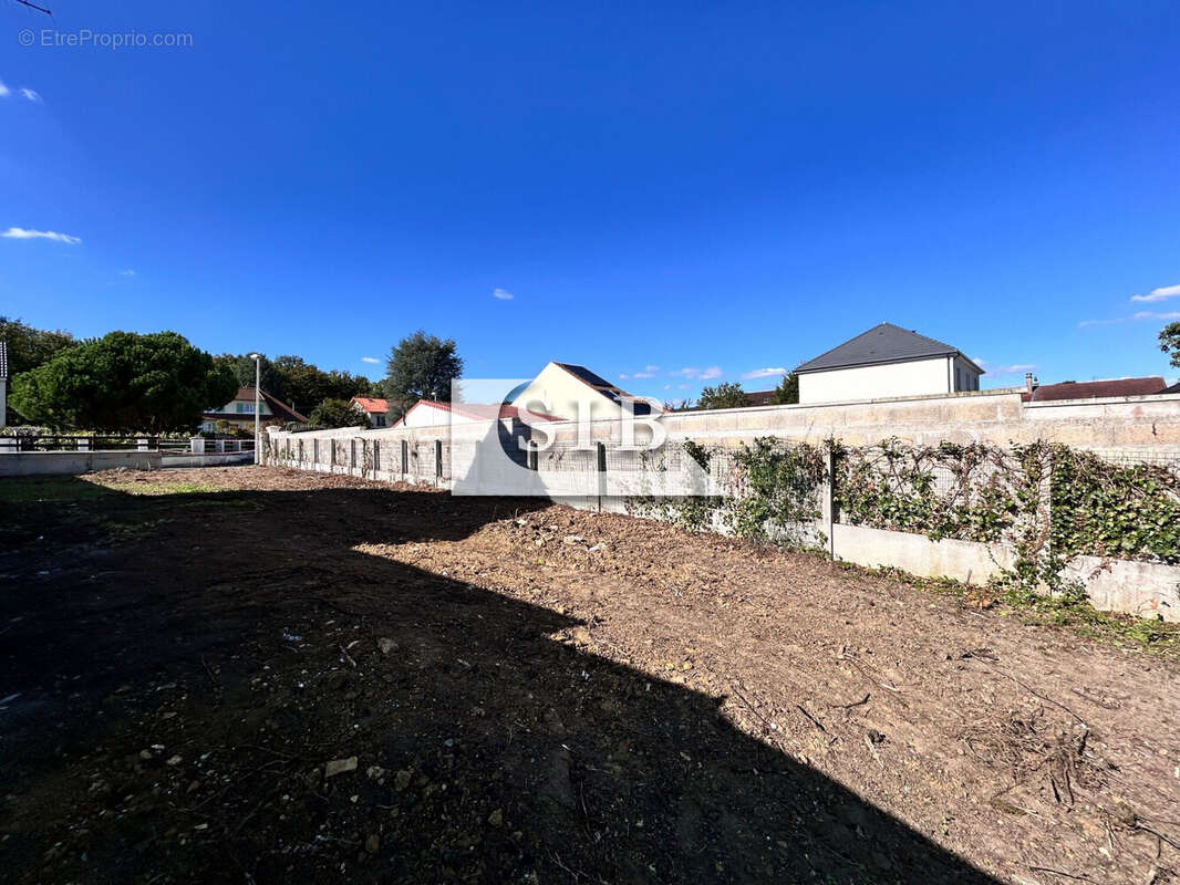 Terrain à SAINT-GERMAIN-LES-ARPAJON