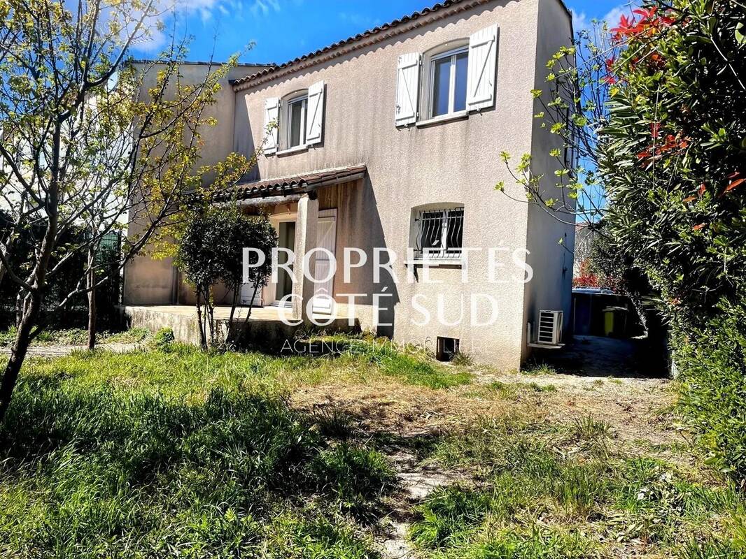 Maison à ENTRAIGUES-SUR-LA-SORGUE