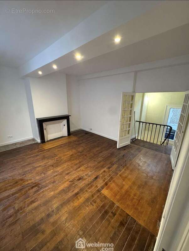 Vous apprécierez le salon chaleureux - Appartement à LAON