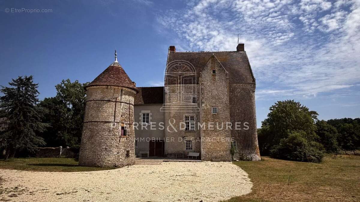 Domaine avec manoir et ses annexes sur 176ha de prairie et bois - photo 2
