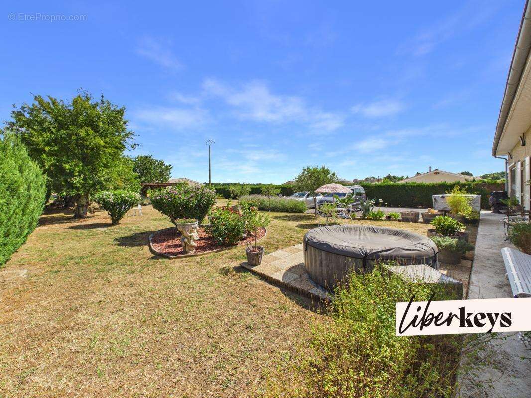 AUBIE-ET-ESPESSAS – Maison T5 rénovée 110 m² – Terrain 1 700 m² - photo 11