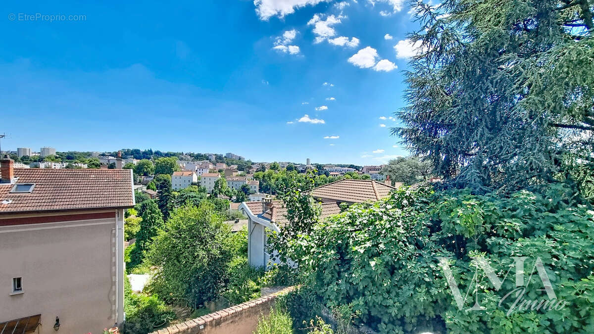 Écully   maison atypique dans un écrin de verdure - photo 3