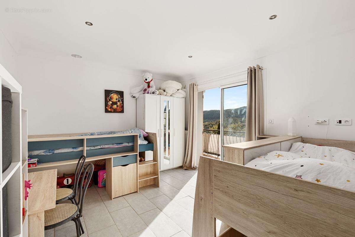 Maison à BAGNOLS-EN-FORET