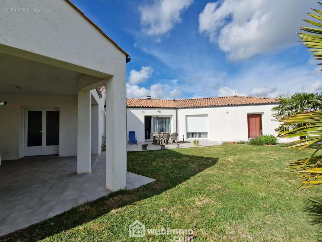 Autre angle de vue - Maison à MOUTIERS-LES-MAUXFAITS