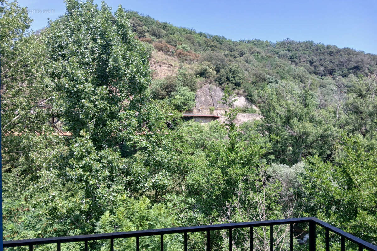 Appartement à REYNES