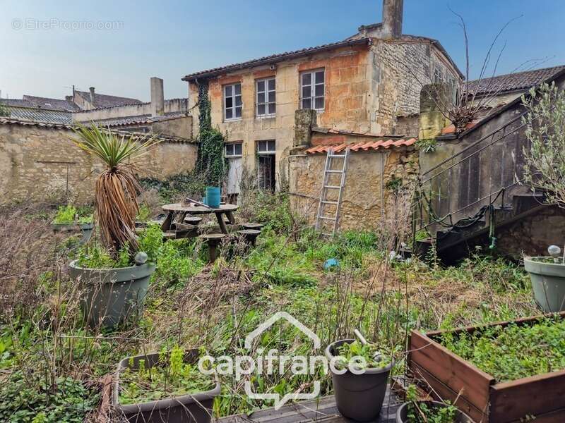 Maison à SAINT-JEAN-D'ANGELY