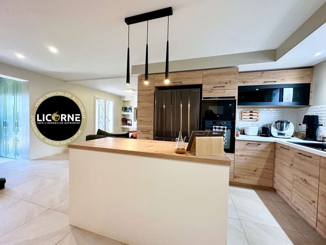 Maison à LE PUY-SAINTE-REPARADE