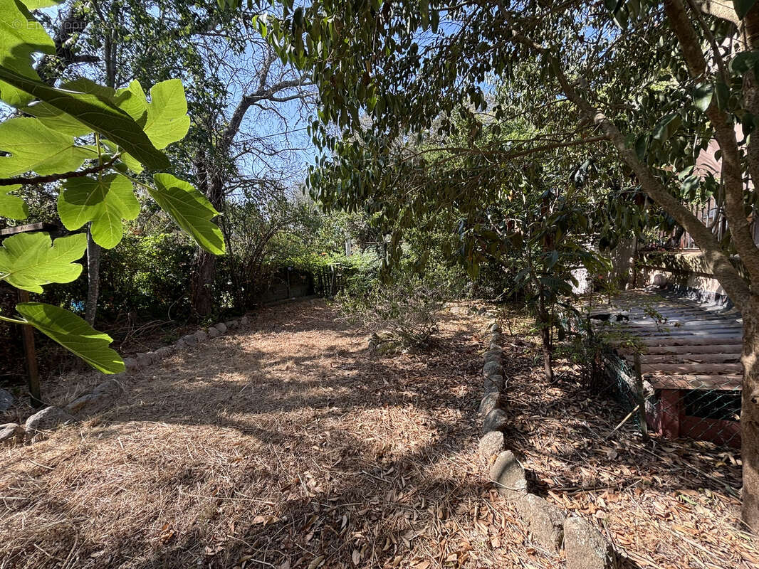 Villa avec plusieurs appartements située dans un quartier calme de Porto Vecchio. - photo 17