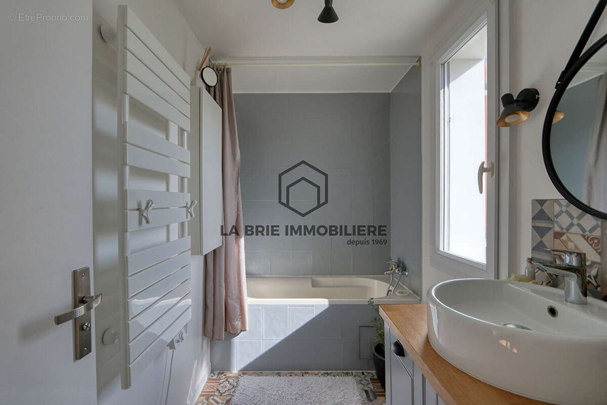 Maison à MANDRES-LES-ROSES