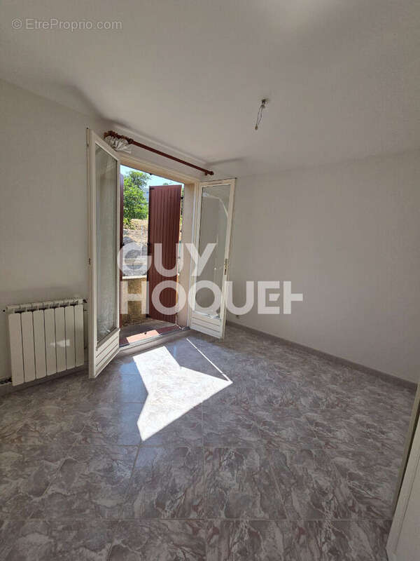 Marseille - Maison familiale T6 de 110 m² avec jardin, garage et 5 chambres - photo 8