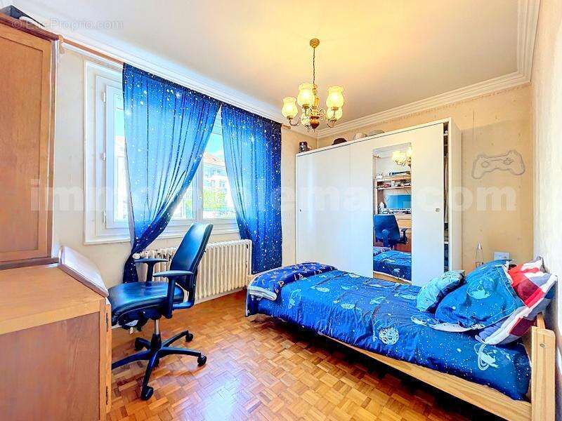 Maison_jumelée_cuisine_equipée_Annemasse_proche_commerces_bus_tram_ceva_gare_frontieres_suisse_genève_sejour_cuisine_ouverte_degagement_chambre_terrasse_terrain_ - Maison à ANNEMASSE