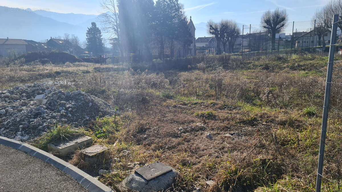 Terrain de 809 m2 divisé en deux lots - photo 3