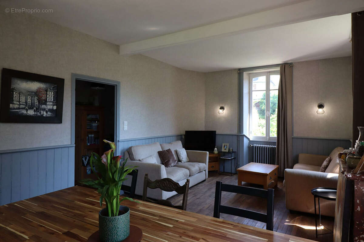 CORREZE. ST CHAMANT. Magnifique grande maison en pierre avec 5 chambres, dépendance et jardin de 3112m2. - photo 8