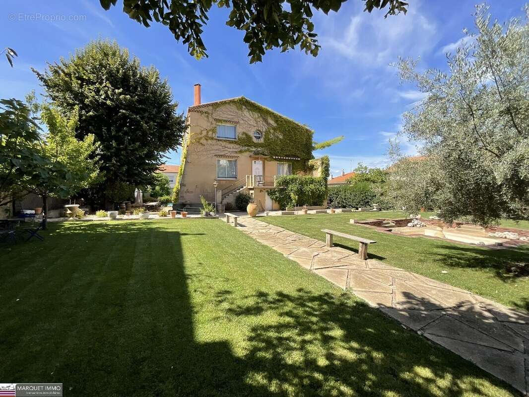 Séduisante maison de caractère T7 offrant 246 m² en 4 face sur 1 564 m² de terrain avec garage de 97 m², ascenseur, piscine - photo 33