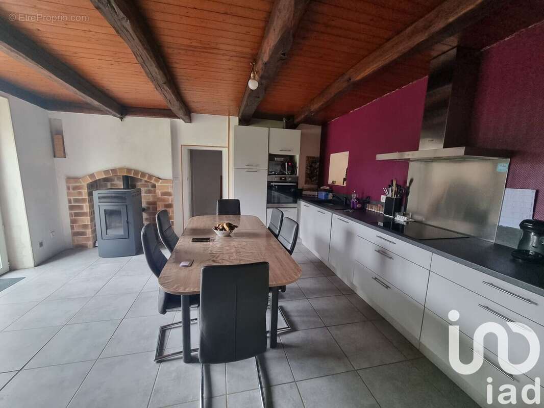 Maison 97 m² à Charroux  - photo 5