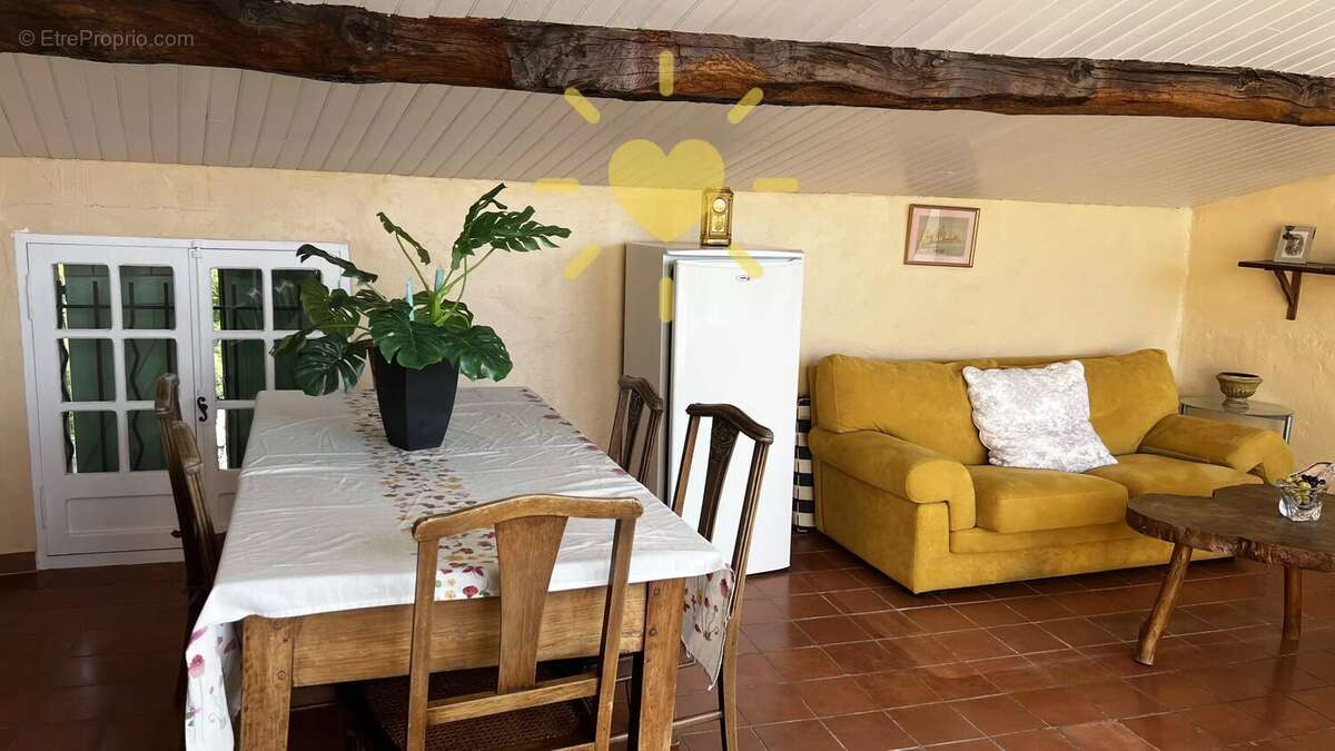 CLAVIERS : Belle maison de village restaurée avec terrasse - photo 11