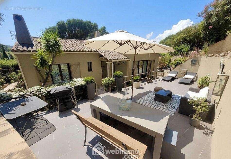 Plusieurs espaces extérieurs pour profiter pleinement des beaux jours. - Maison à SAINTE-MAXIME