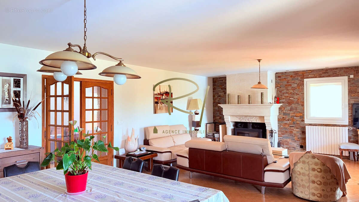 Maison à SAINT-SAUVEUR-DE-CRUZIERES