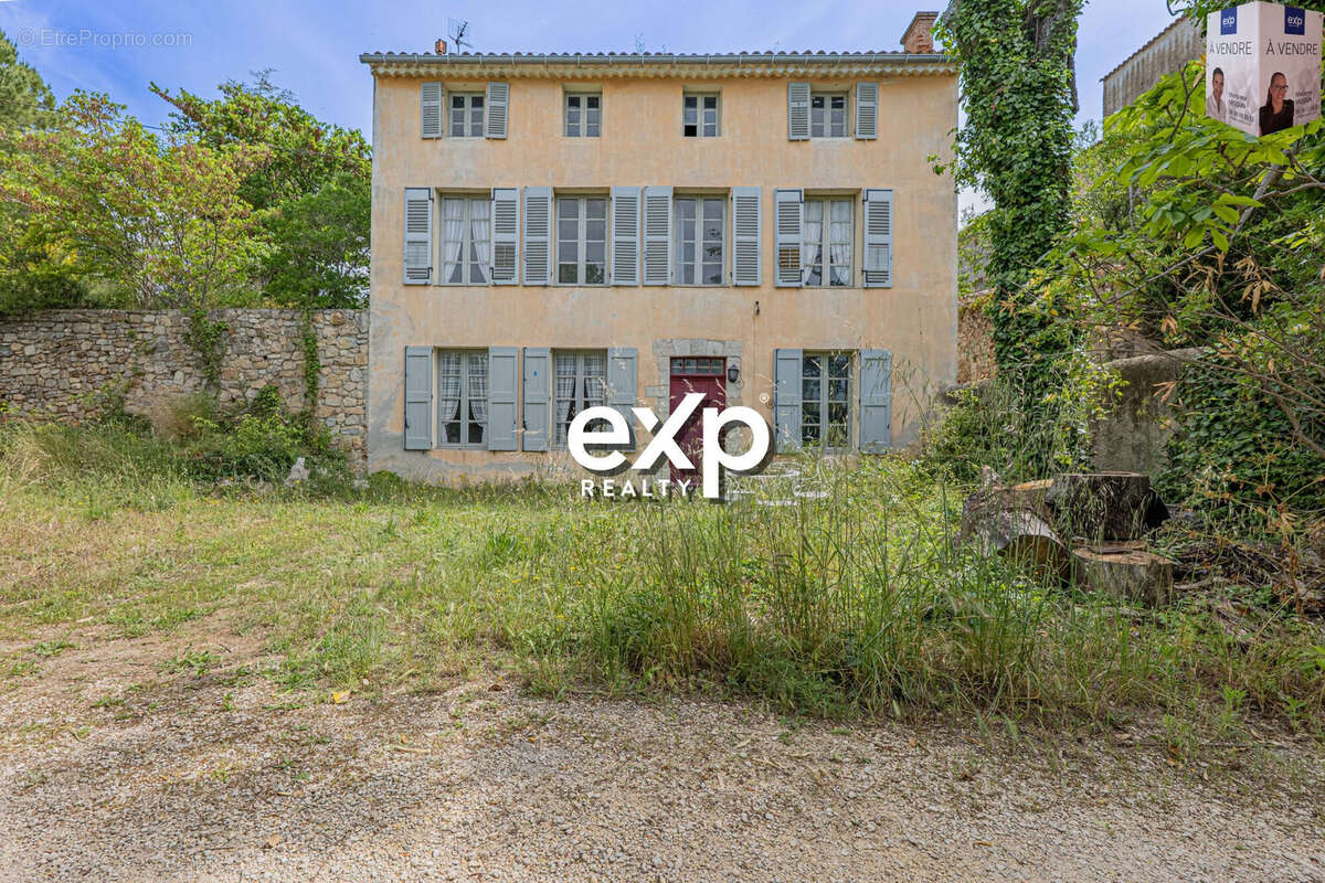 Maison 255 m² à Le Revest-Les-Eaux  - photo 2