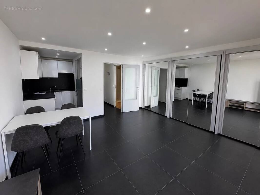 Appartement à SAINT-LAURENT-DU-VAR