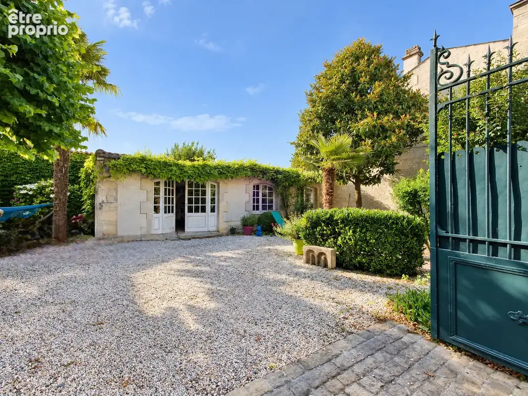 Cognac   demeure de caractère avec dépendance et jardin clos - photo 13