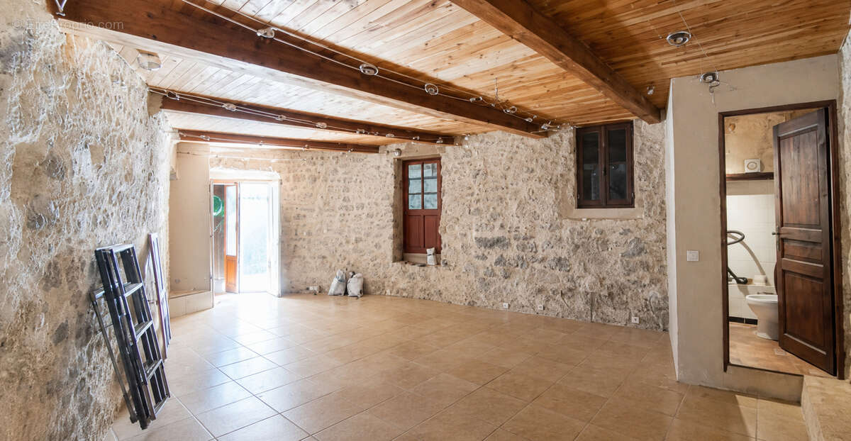 Ensemble de deux murs commerciaux de caractère au coeur de Saint-Guilhem-le-Désert - photo 2