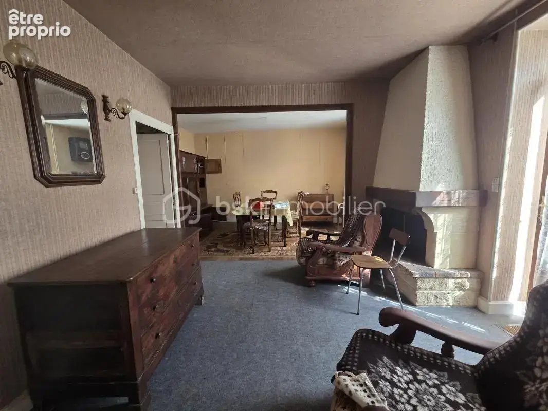 Maison à rénover avec potentiel, grand garage et jardin clos de 1200 m² - photo 3