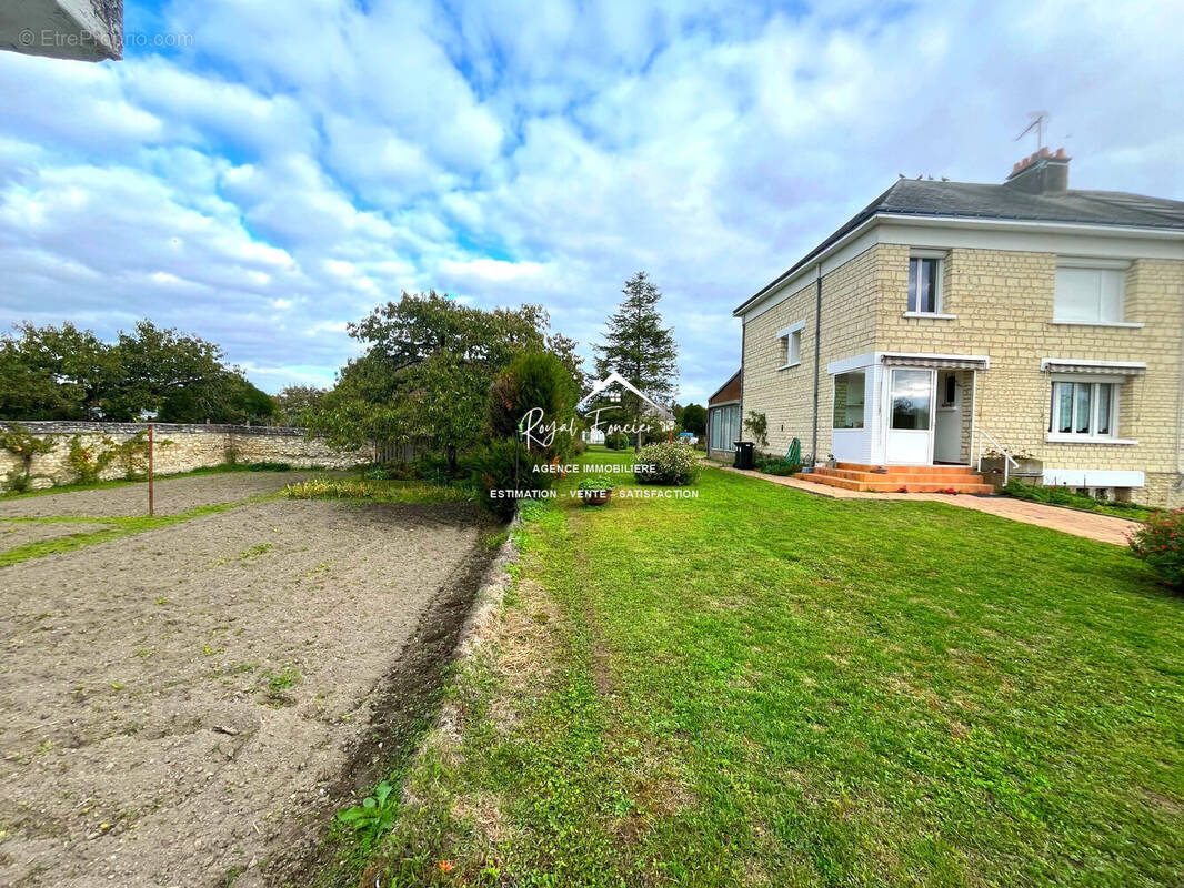 Maison de campagne mitoyenne  - Maison à LA CELLE-SAINT-AVANT