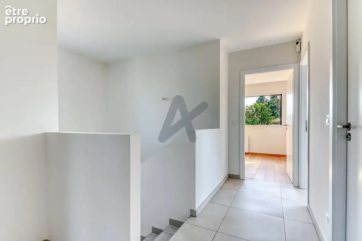 Ecully - Les Serres: Une maison contemporaine de 189m2, 5 chambres, terrasse, jardin, piscine et garage. - photo 11