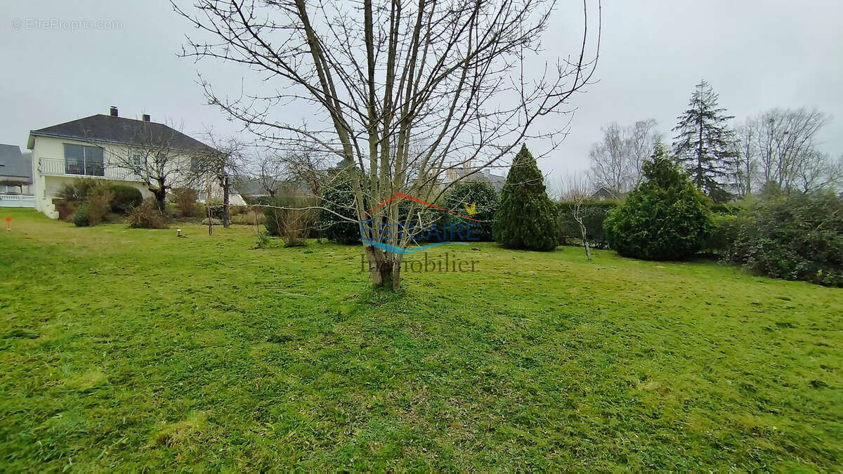 Terrain à SAINT-ETIENNE-DE-MONTLUC