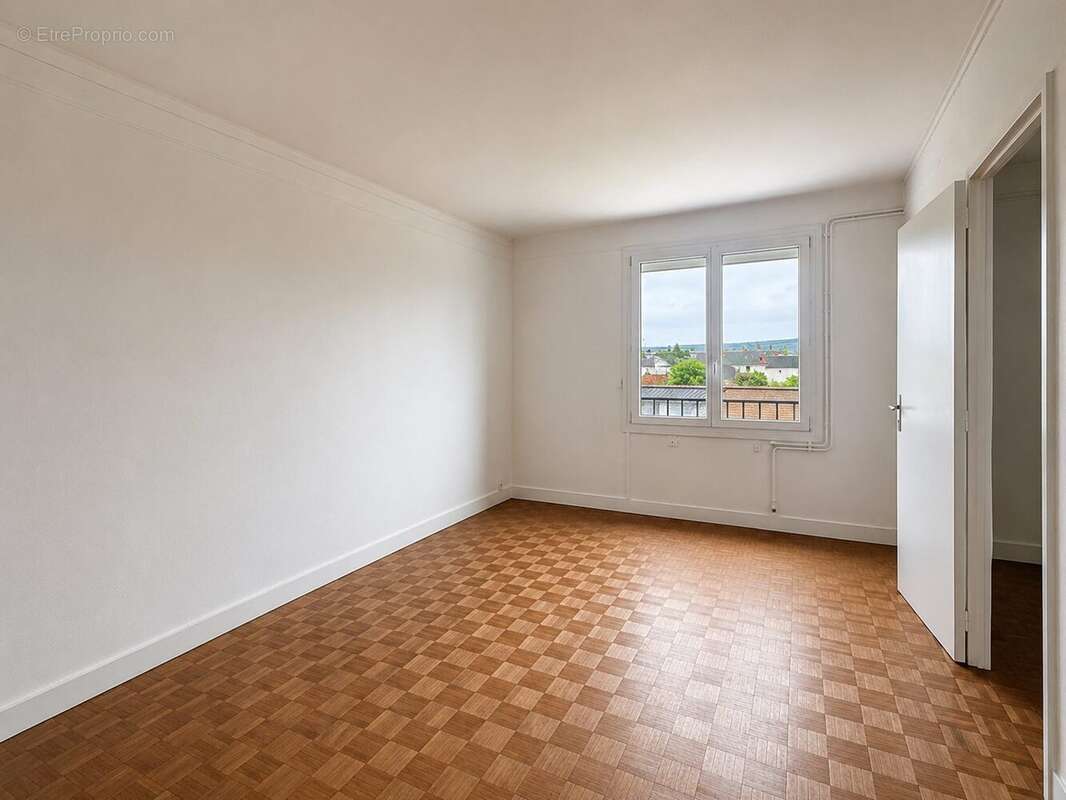 Séjour avec possibilité de seconde chambre Grâce à ses volumes généreux, cet espace permet d'envisager facilement la création d'une deuxième chambre. - Appartement à LOUVIERS