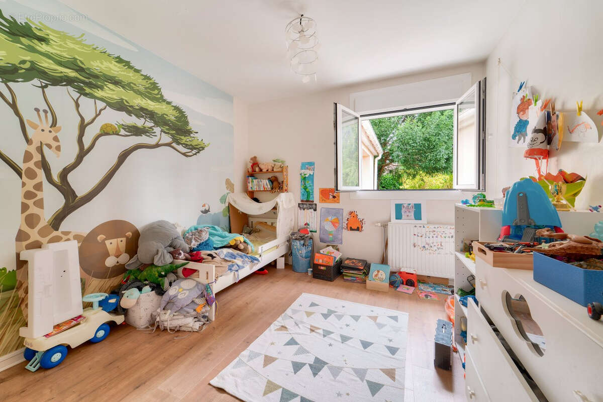 Belle Maison familiale de 265 m² rénovée sur un terrain arboré de 1 229m² ? Les Loges-en-Josas (quartier La Garenne) - photo 9