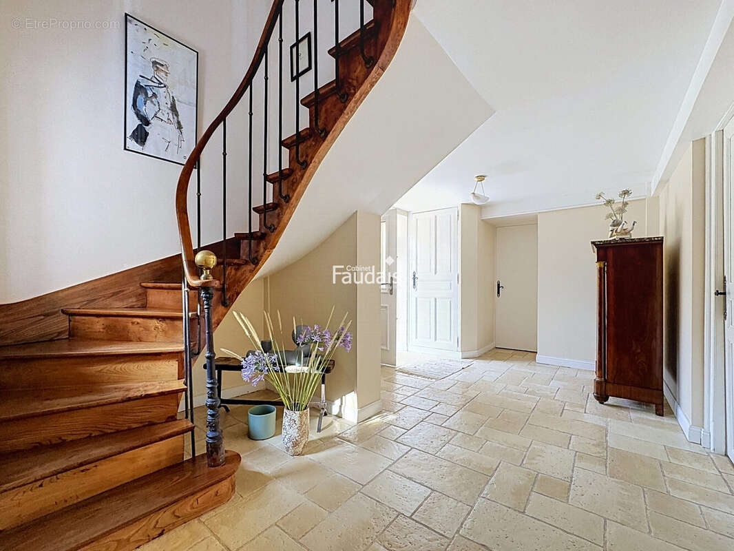 Maison 183 m² à Saint-Lo  - photo 3