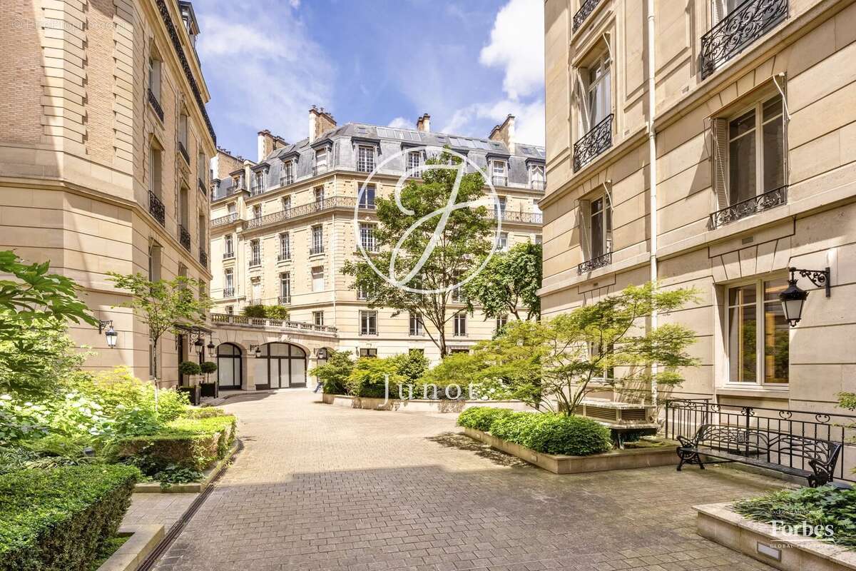 Appartement à PARIS-8E