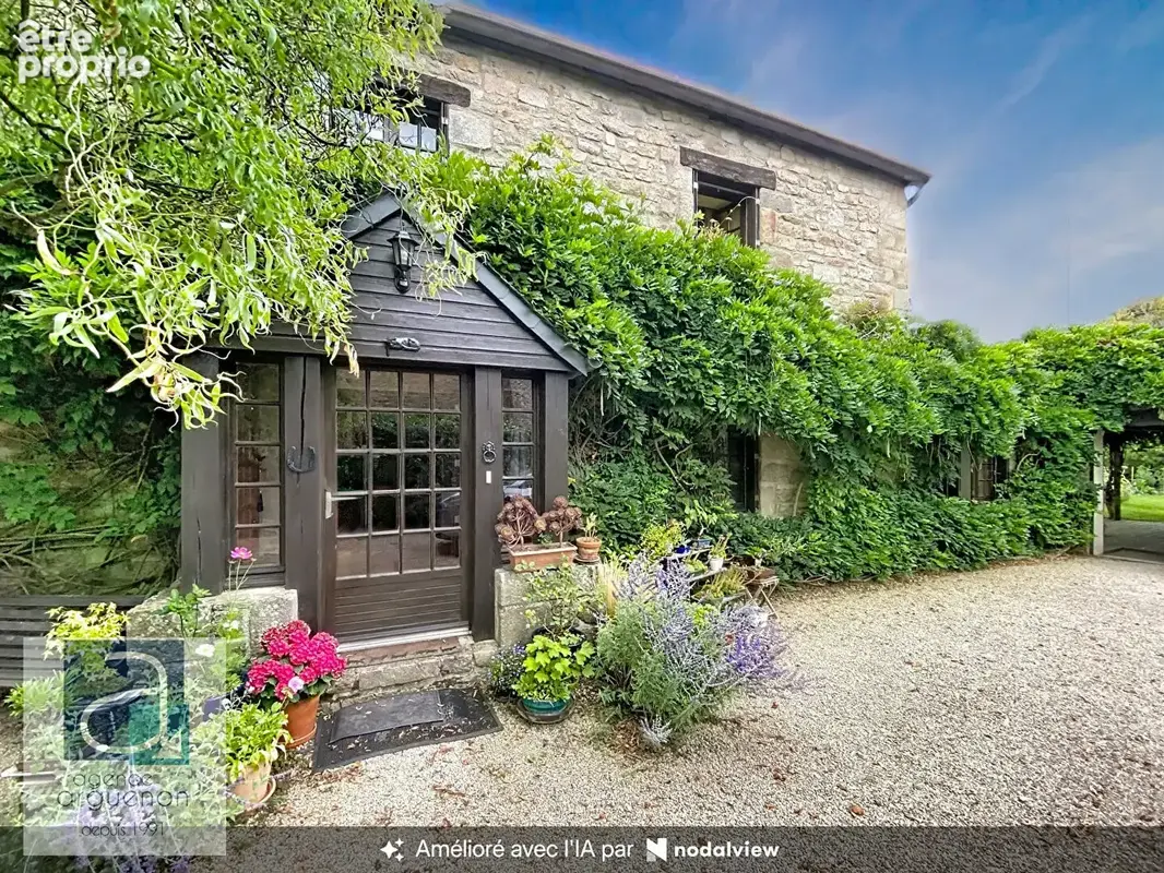 PLÉLAN-LE-PETIT : Élégante maison individuelle en pierre, sans vis-à-vis, dotée de charmants jardins paysagers ; située dans un  - photo 9