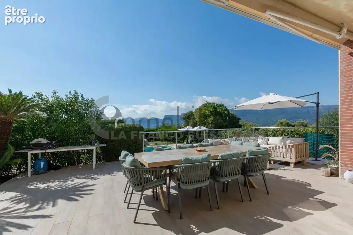 Appartement de 118m² avec piscine privative, terrasse, jardin et stationnements - photo 2