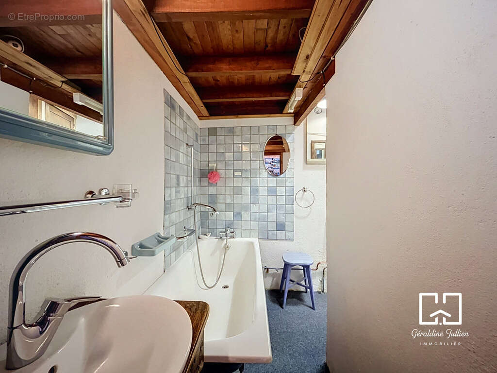 Névache - Authentique maison de village avec terrain et garage - photo 8