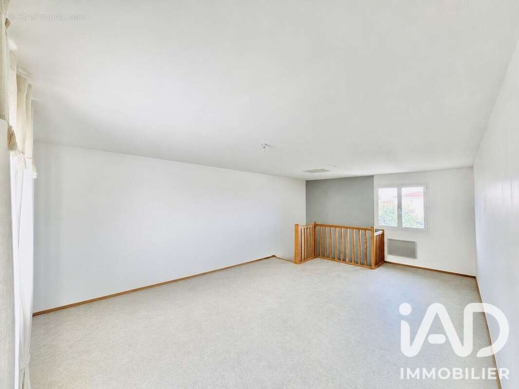 Maison 146 m² à Sainte-Agathe-La-Bouteresse  - photo 7
