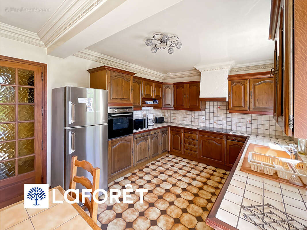 Maison traditionnelle sur sous-sol total de 6 pièces à vendre à Sainte Geneviève des Bois - Réf 13319 - photo 7