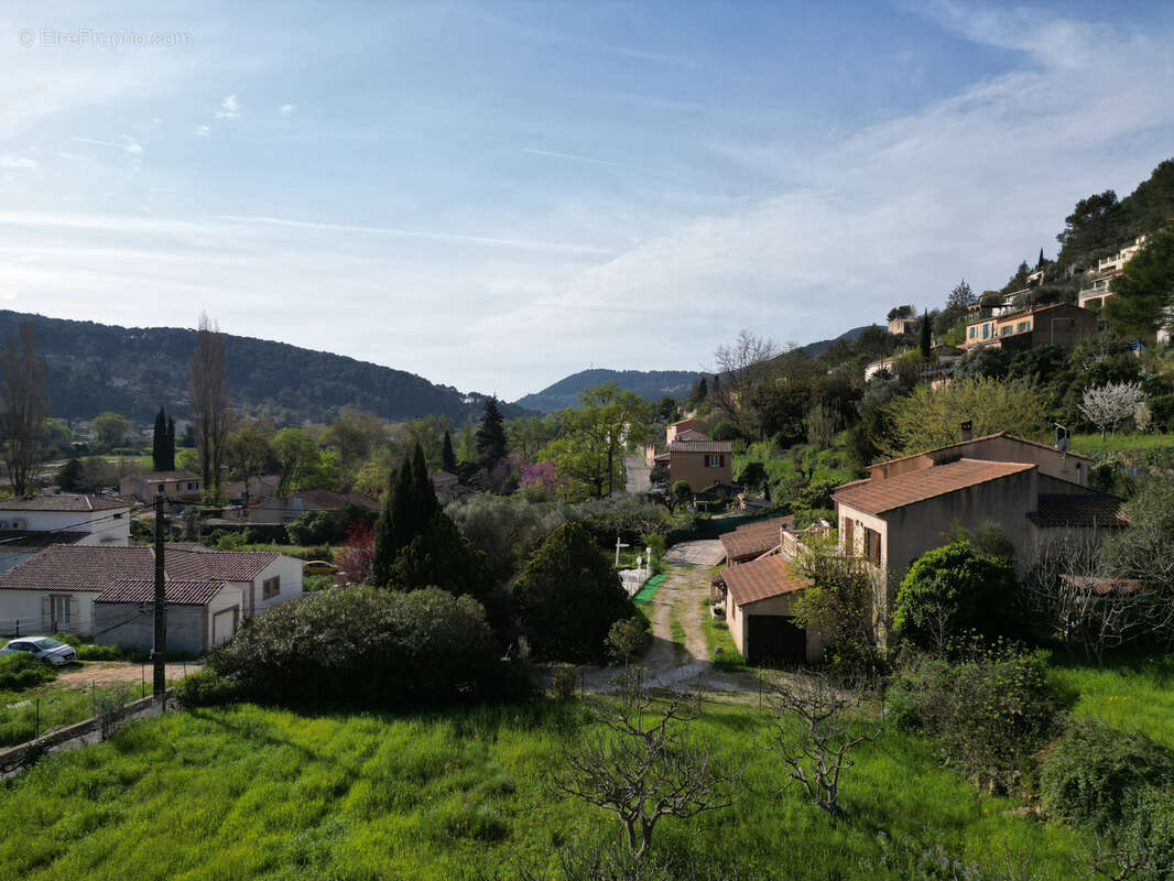 Terrain à SOLLIES-TOUCAS