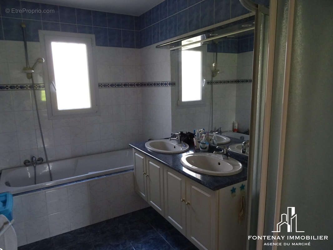 SALLE DE BAINS - Maison à FONTENAY-LE-COMTE