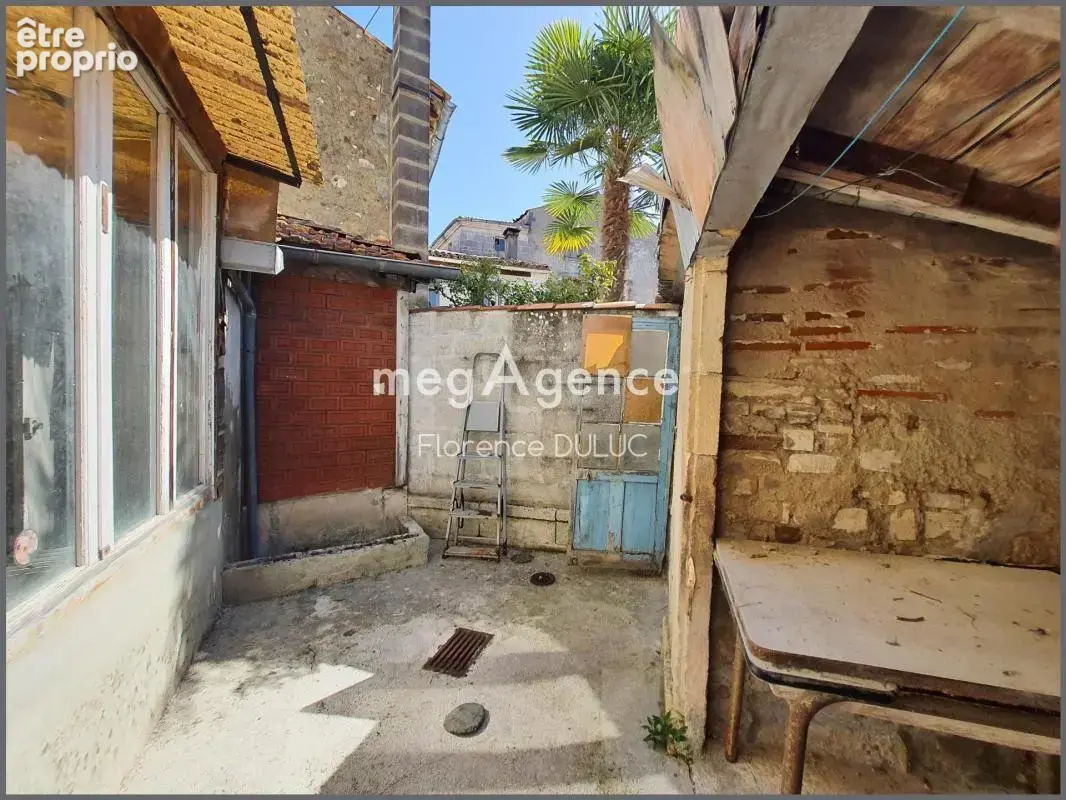 Maison avec patio et petit garage en centre ville - photo 4